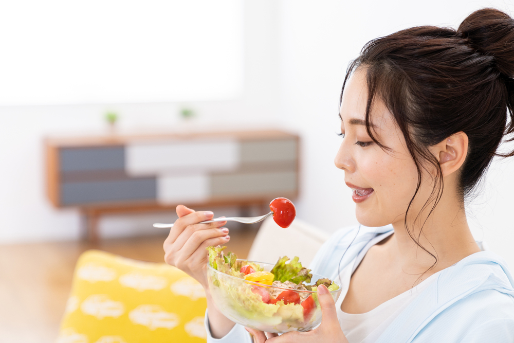 食欲が止まらず食べ過ぎたときの正しい対処法